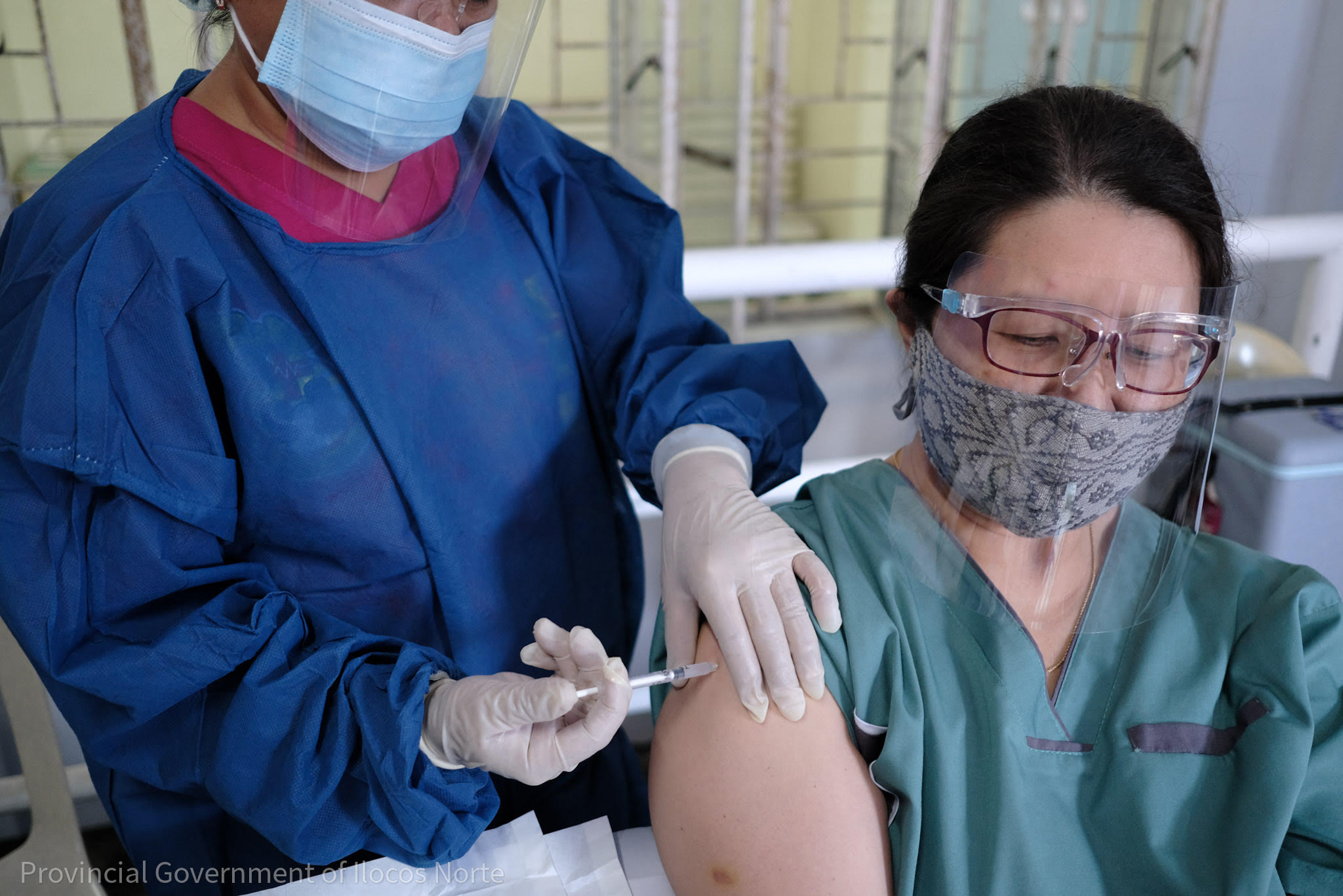 A health worker in Ilocos Norte gets vaccinated against COVID-19. (Photo courtesy of Ilocos Norte provincial government)